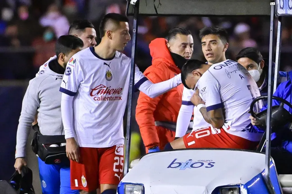 San Luis Potosí, San Luis Potosí, 13 de enero de 2023. Alexis Vega en lamento resultó lesionado, durante el partido de la jornada 2 del torneo Clausura 2023 de la Liga BBVA MX, entre el Atlético San Luis y las Chivas Rayadas del Guadalajara, celebrado en el estadio Alfonso Lastras. Foto: Imago7/ Sebastian Laureano Miranda