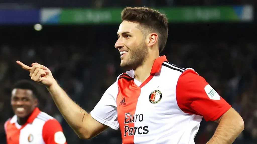 Santiago Giménez canta éxito de Peso Pluma – Getty Images