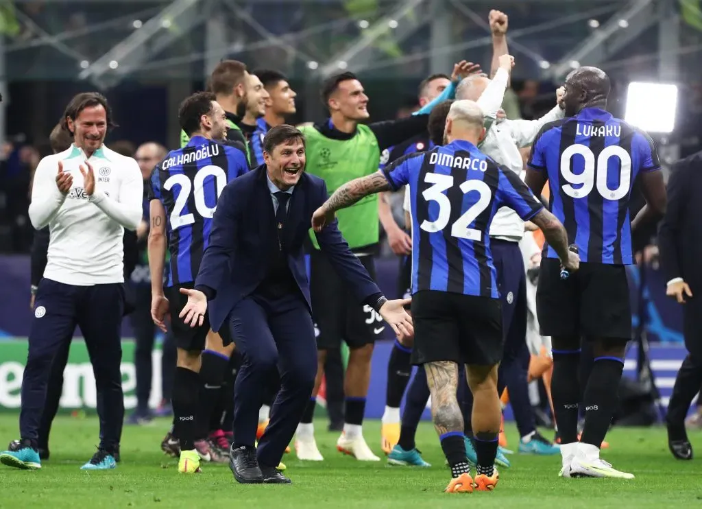 Zanetti festejó junto a los futbolistas luego de conseguir la clasificación a la final (Photo by Marco Luzzani/Getty Images)