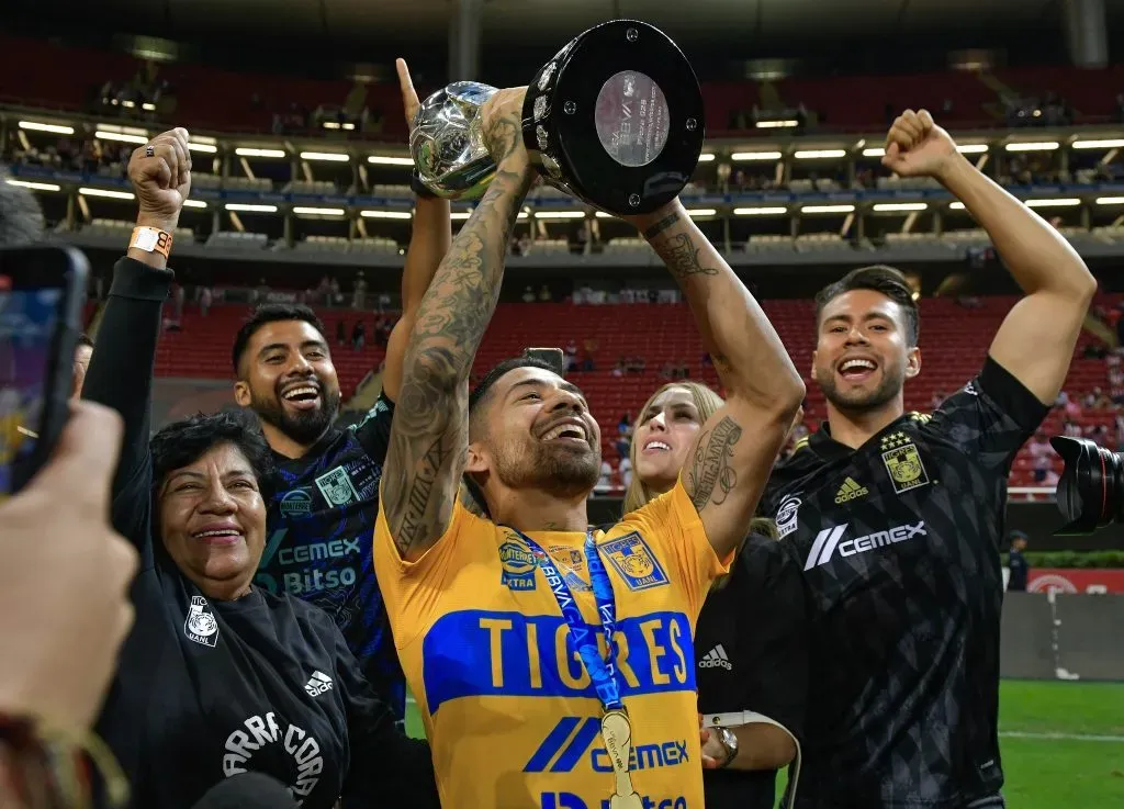 Javier Aquino celebra el campeonato ante las Chivas (Tigres)