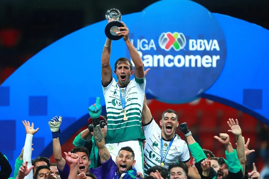Carlos Izquierdoz levantando la copa de campeones en 2018 (Getty)