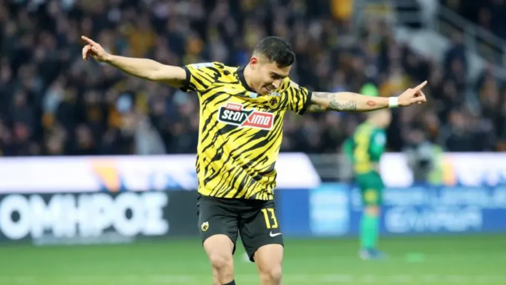 Orbelín Pineda logró coronarse en Europa.