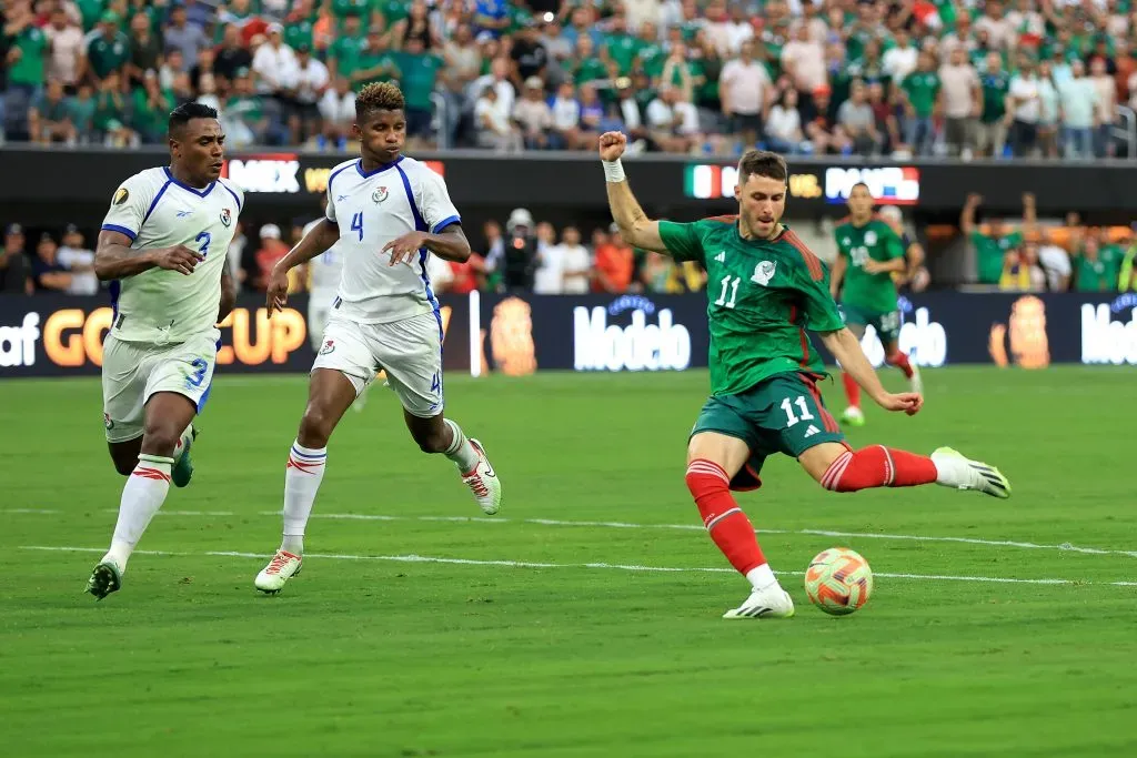 Santiago Gimenez anotó ell gol que le dio el trofeo a México en la pasada Copa Oro (Getty)