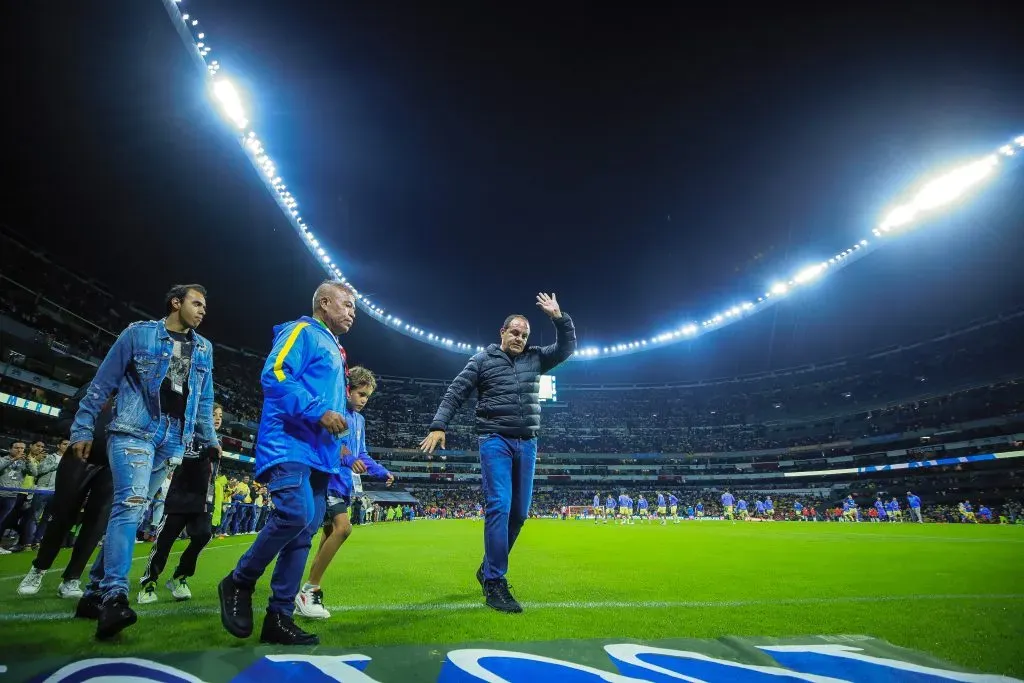 Cuauhtemoc Blanco aplaudido en el Estadio Azteca (Getty)