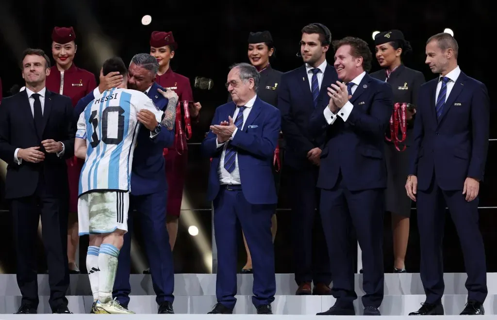 Lionel Messi recibe el saludo de Claudio Tapia  en la ceremonia de premiación en la final de la Copa del Mundo en Qatar 2022 (Getty)