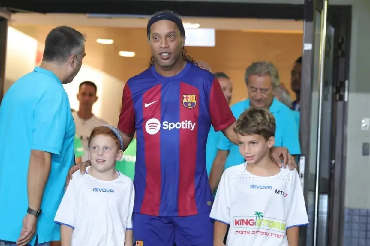 Ronaldinho causó sensación en el juego de leyendas del Barca (Ronaldinho, Facebook)