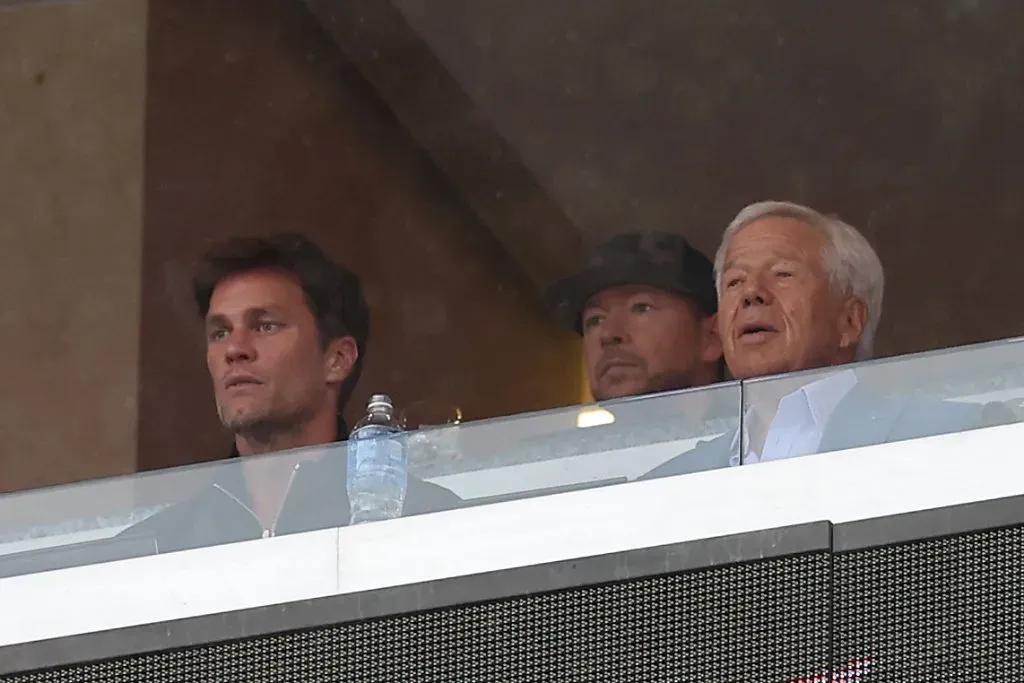 Tom Brady y Robert Kraft viendo el juego en el Gillette Stadium. Foto: Getty Images