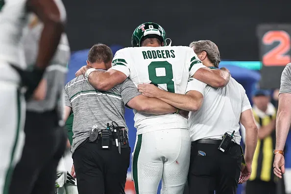 Aaron Rodgers #8 of the New York Jets is helped off the field. Foto: Getty Images)