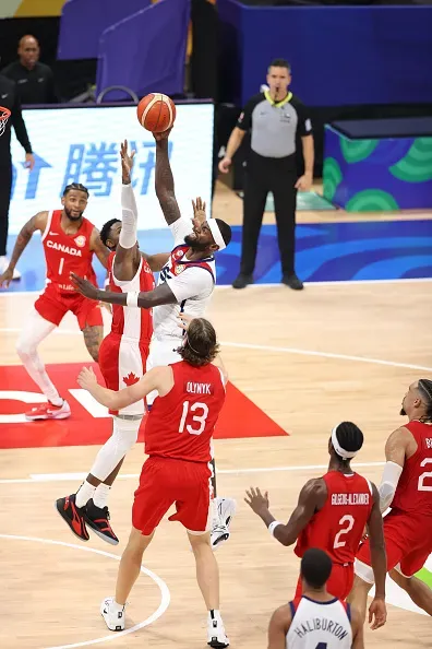 Bobby Portis #9 of the Senior Men’s National Team goes to the basket during the game. Foto: Getty Images