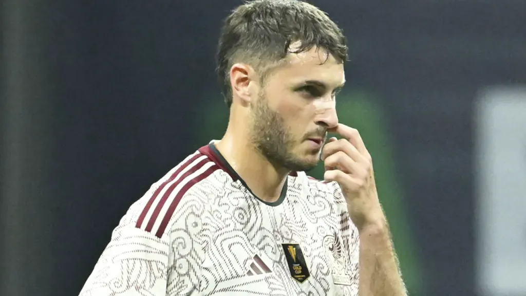 Santiago Giménez habla de su rivalidad con Raúl Jiménez - Imago 7