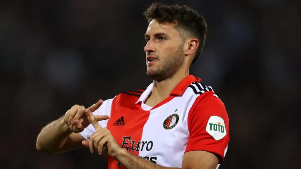 Santi Giménez llegó a los seis goles en la actual temporada