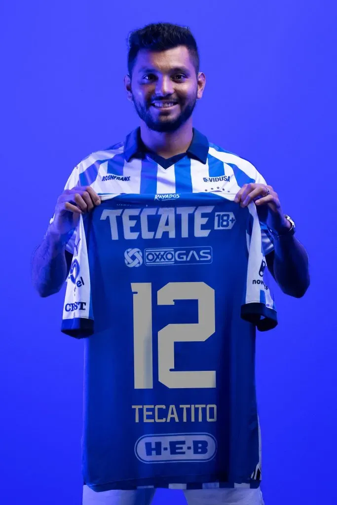 Tecatito ya posó con su nuevo dorsal – @Rayados
