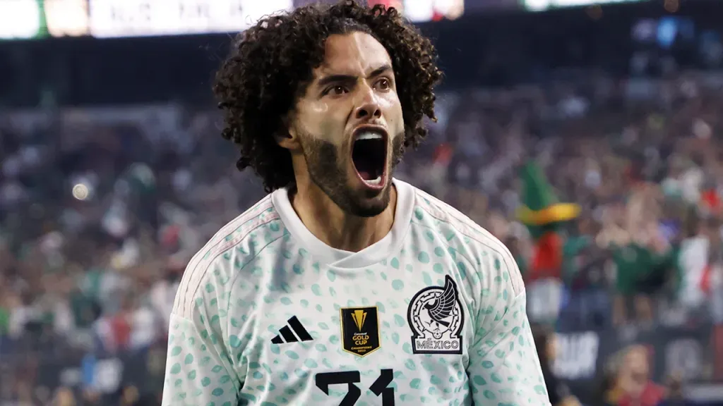 César Huerta le regala a su mamá el jersey del Tri – Imago 7