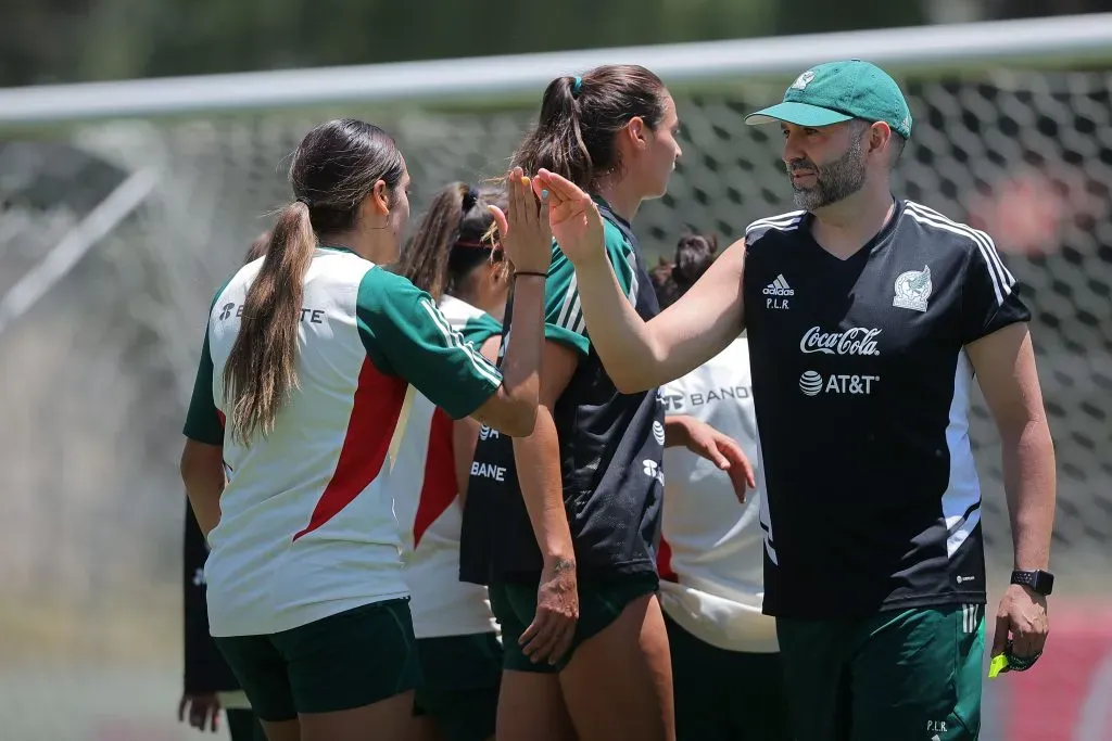 Pedro López, director técnico de la Selección Femenil Mayor, durante el entrenamiento. Foto: Imago7