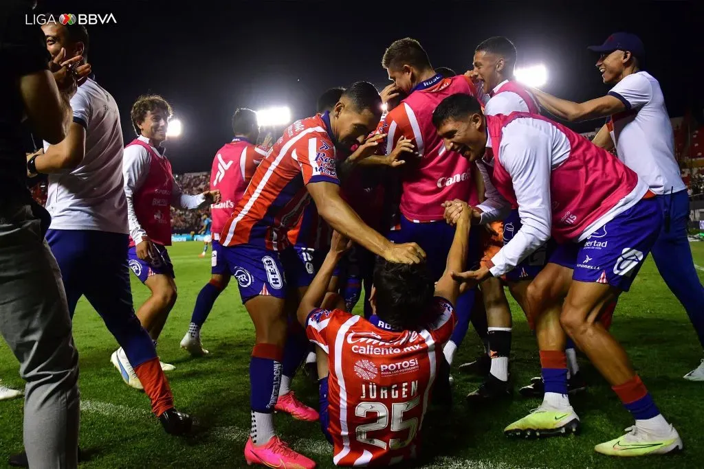 Damm en el suelo, celebrando con sus compañeros (Liga BBVA)