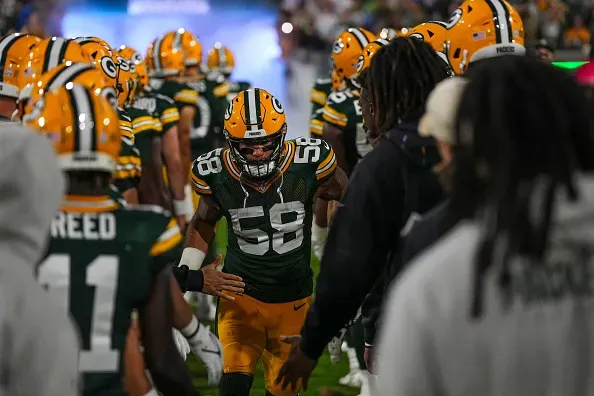 Isaiah McDuffie #58 de los Green Bay Packers corre por el túnel rumbo al terreno de juego. Foto: Getty images