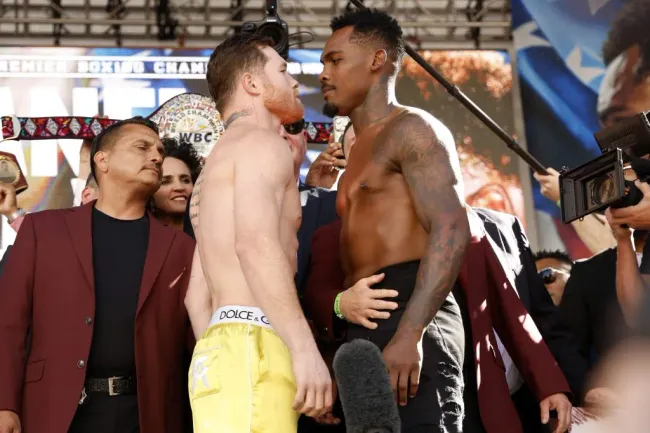 Saúl “Canelo” Álvarez y Jermell Charlo cara a cara. Foto: Getty Images