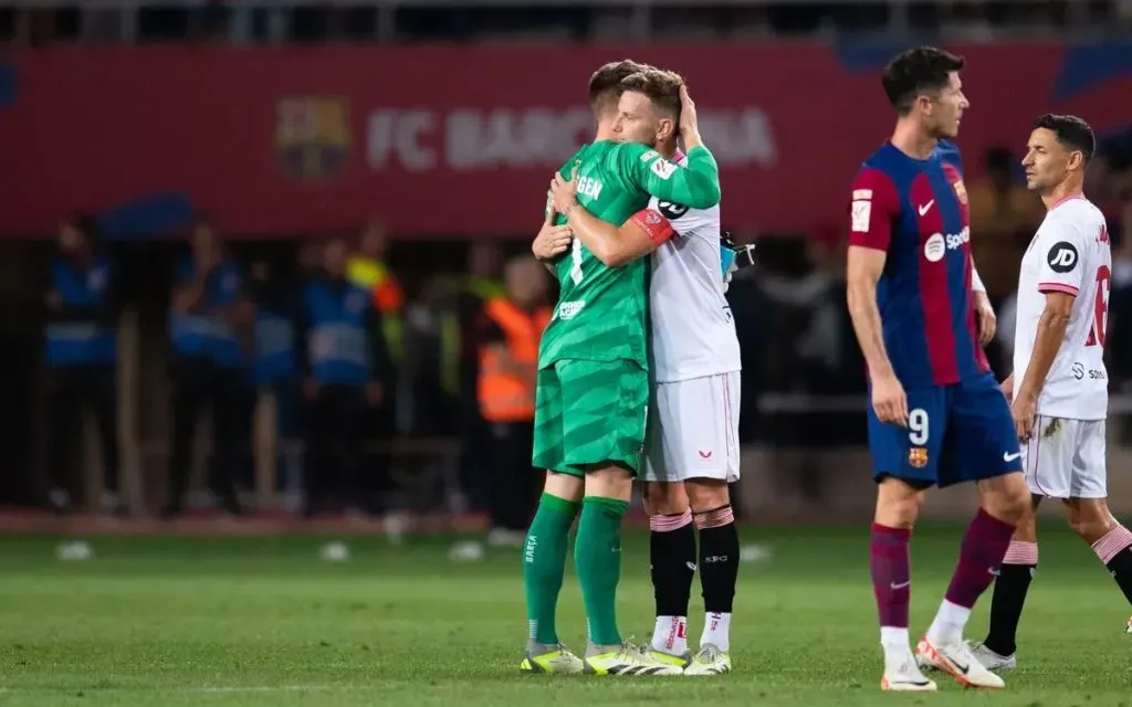 Ter Stegen y Rákitic, antiguos compañeros de equipo en el Barca, se saludan tras el juego (FC Barcelona)