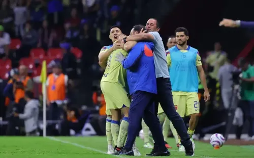 Jonathan Rodríguez y André Jardiné, director técnico en festejo de gol. Foto: Imago7