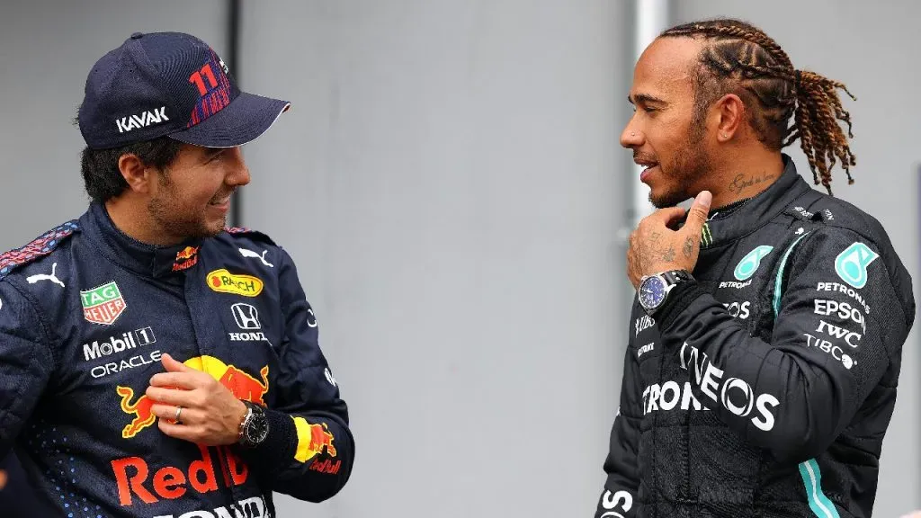 Lewis Hamilton le pisa los talones a Checo Pérez. | Getty Images