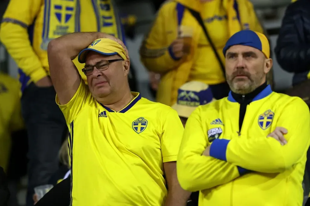 Aficionados suecos conmocionados tras conocer la noticia de la muerte de seguidores de su selección (Getty)