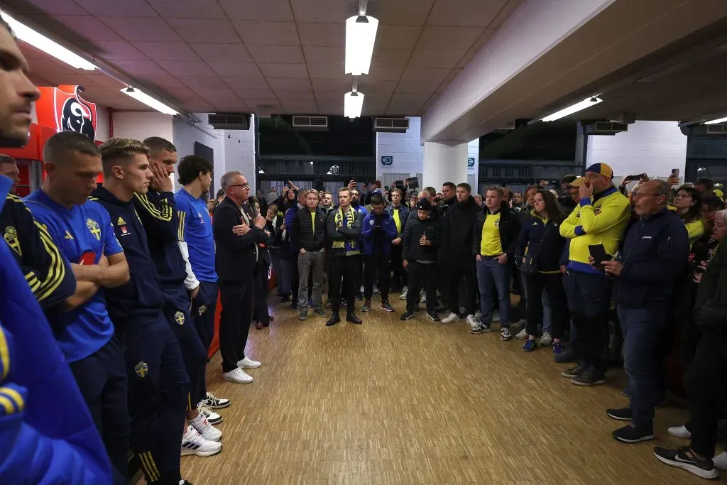 El cuerpo técnico de Suecia charlando con seguidores de la selección en el interior del estadio (Getty)