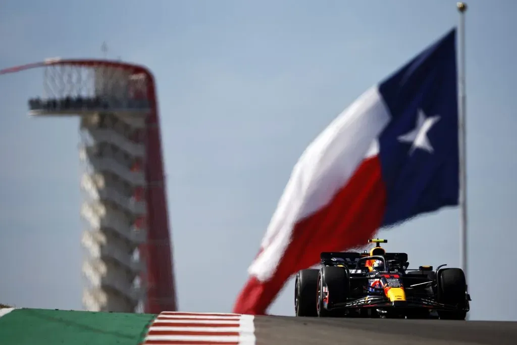 Sergio Pérez de México manejando el (11) de Oracle Red Bull Racing RB19. Foto: Getty images