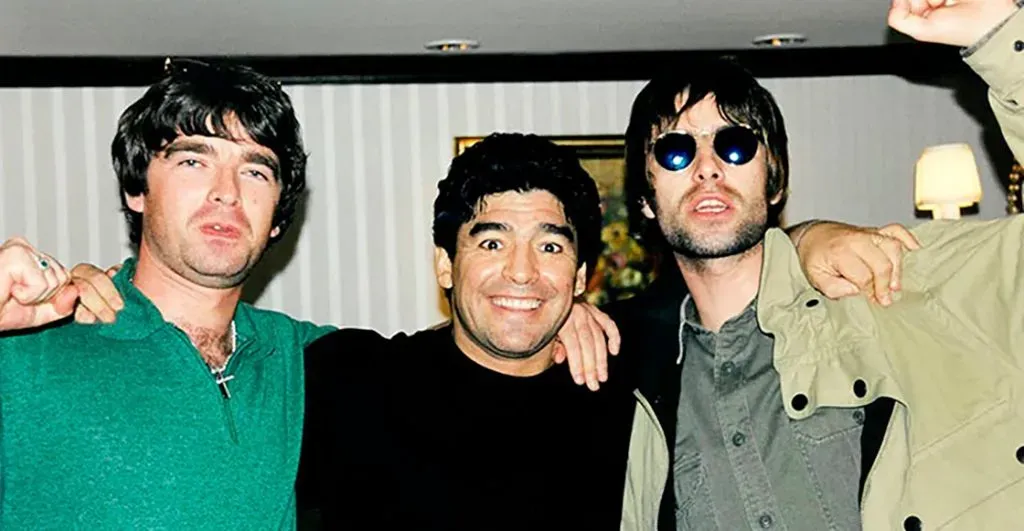Maradona junto a los hermanos Gallagher (X)