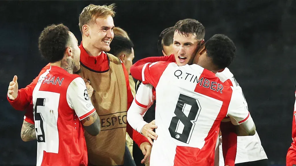 El mexicano Santiago Giménez debuta con gol en Champions League - Getty Images