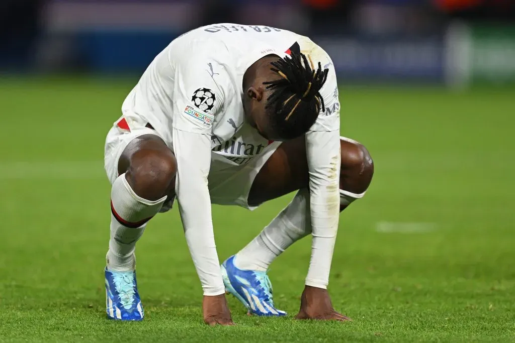 Rafael Leao, cabizbajo, tras la derrota de su club ante el PSG (Getty)