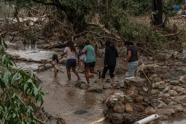 Pobladores del Estado de Guerrero caminan por los escombros que dejó a su paso el Huracán Otis. Foto: Getty Images