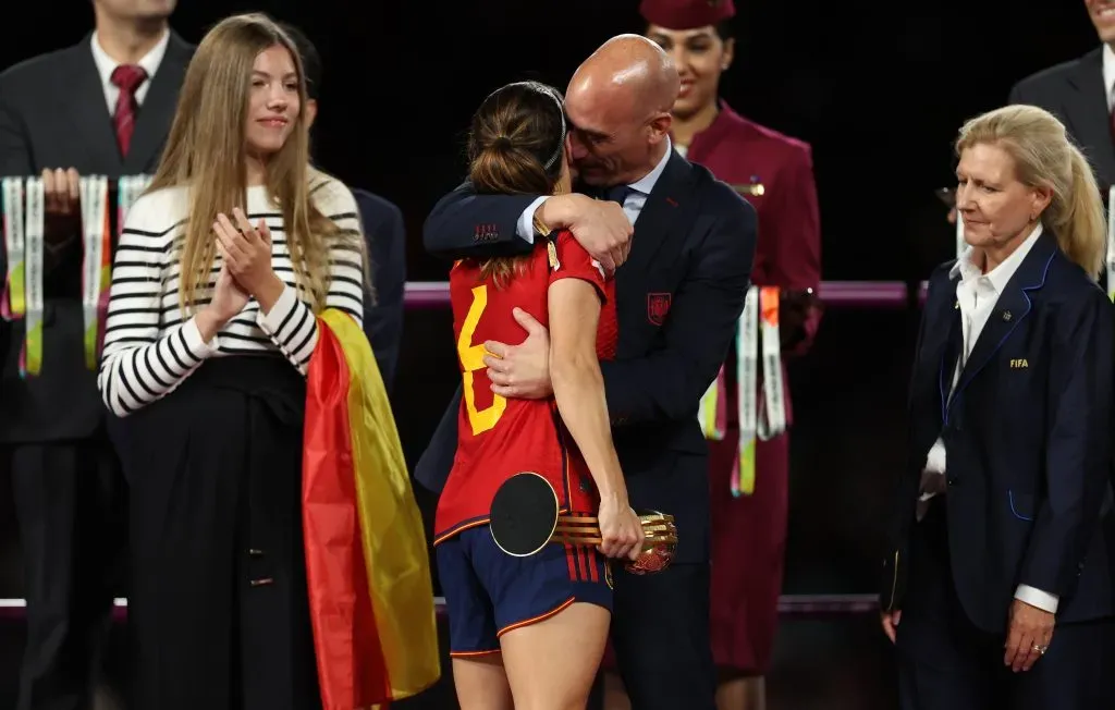 Rubiales en la entrega de medallas de las jugadoras de España tras ganar la Copa del Mundo (Getty)