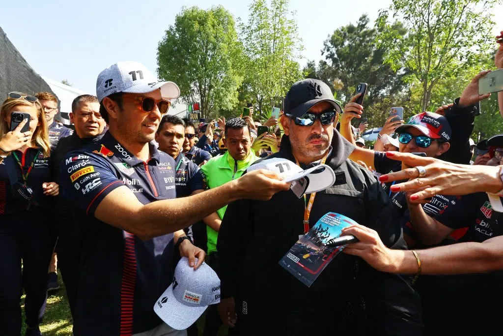 Nuestro Checo regaló y repartió amor a toda la raza (Getty)