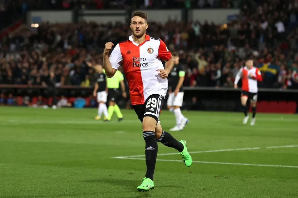 Santiago Giménez recibió la bura de otro jugador de la Eredivisie (Getty)