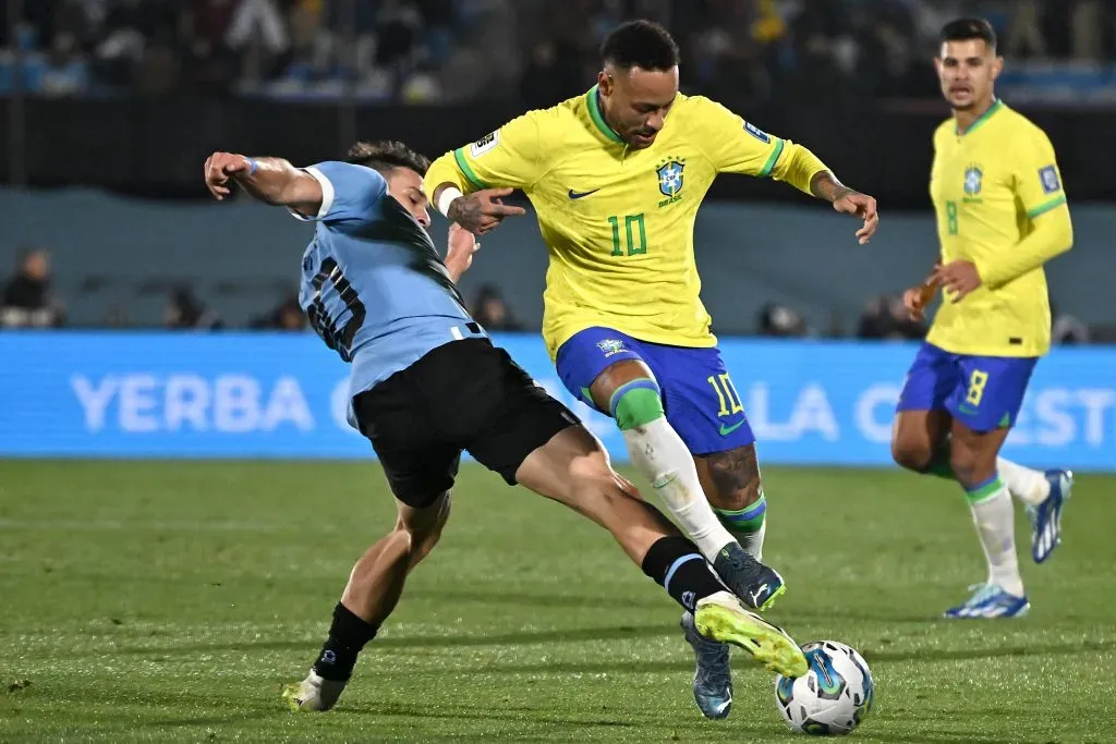 Neymar se lesionó en el juego eliminatorio de su selección ante Uruguay (Getty)