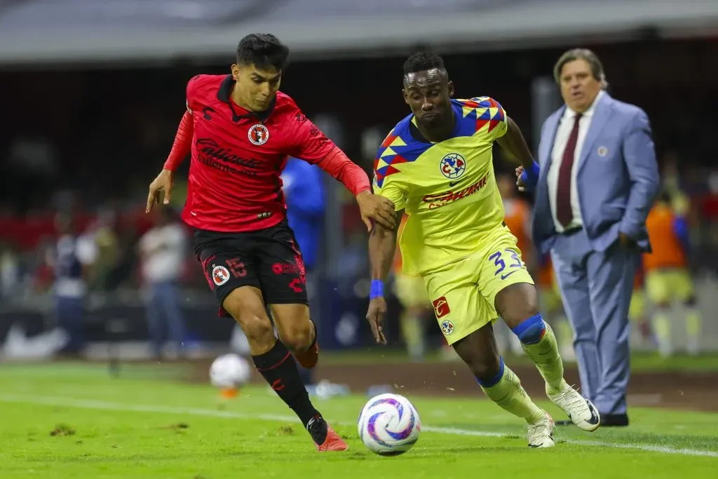 Julián Quiñones fue convocado al TRI para jugar ante Honduras (Getty)