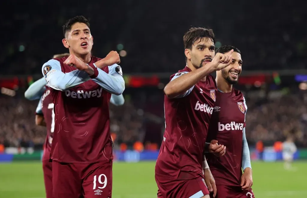 Edson Álvarez celebra con sus compañeros el gol en Europa League (Getty)