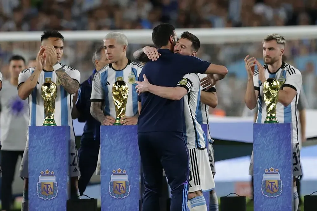 Lionel Messi y Lionel Scaloni, fundidos en un abrazo para la posteridad (Getty)