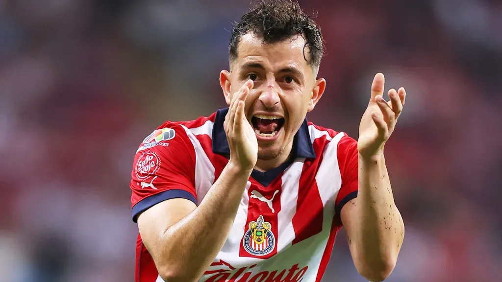Alan Mozo advierte a Henry Martín - Getty Images