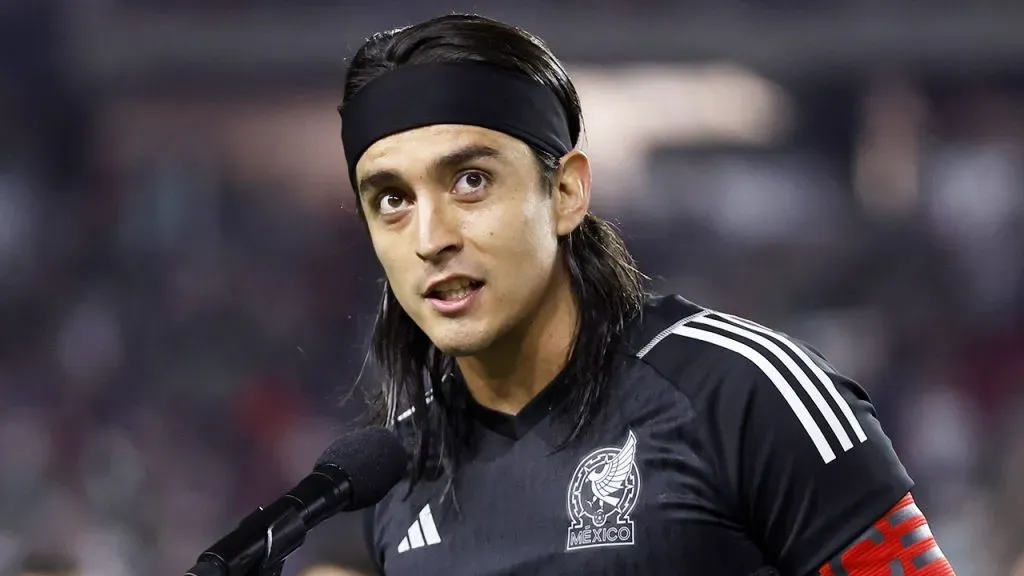 Carlos Acevedo se le pone al brinco a Memo Ochoa – Getty Images