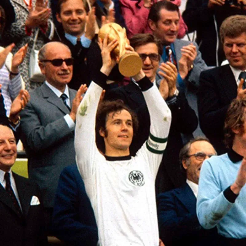 Beckenbauer supo cuánto pesaba la copa del Mundo
