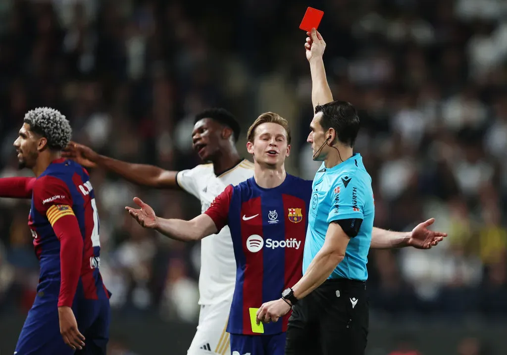 Araújo vio la cartulina roja y complicó aún más el partido (Getty Images)