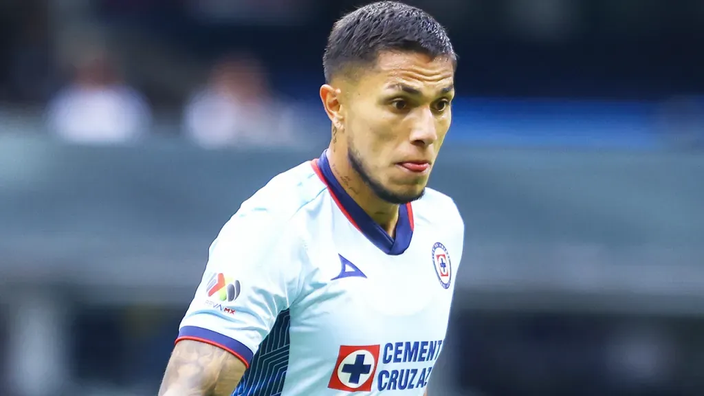 Revelan foto de Carlos Salcedo y resuelven su futuro con Cruz Azul – Getty Images