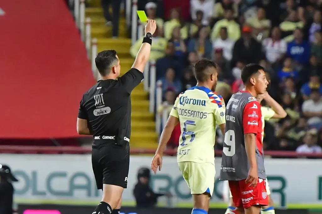 Polémica arbitral fue la protagonista del empate sin goles entre América y Necaxa. Foto: Imago7