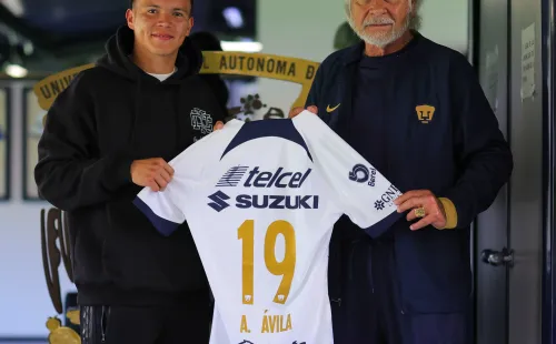 Ávila portará el 19 que tenía el Toro Fernández (@PumasMX)