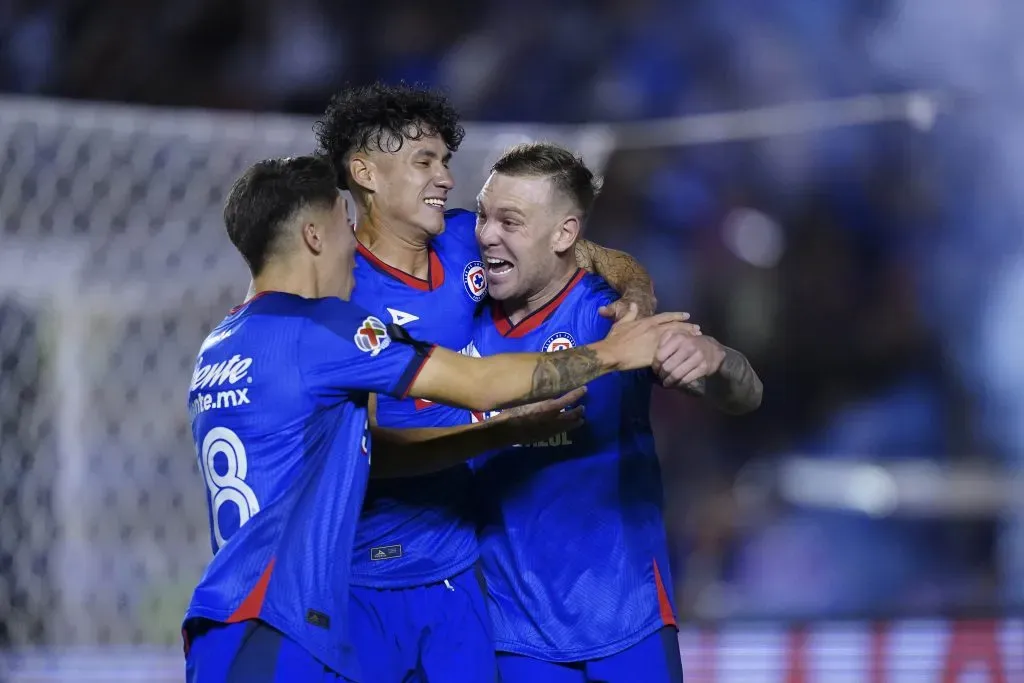 Rodrigo Huescas, Uriel Antuna y Rodolfo Rotondi en festejo de gol de Cruz Azul. Foto: Imago7