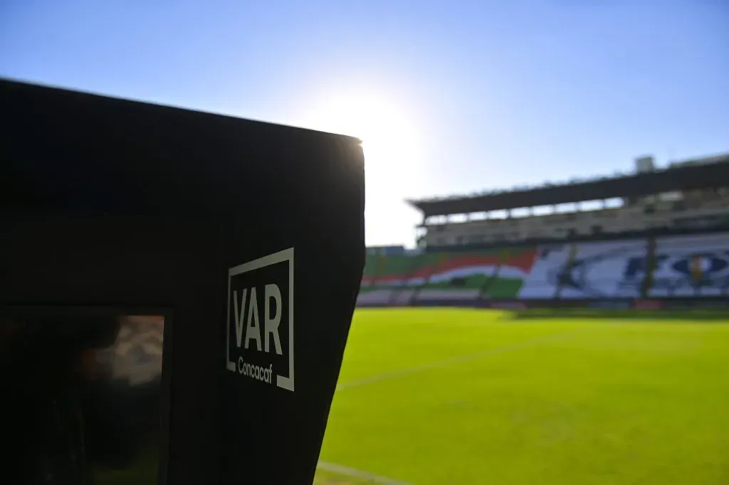 El  Sistema de Video arbitraje (VAR) en el estadio del León. Foto: Imago7