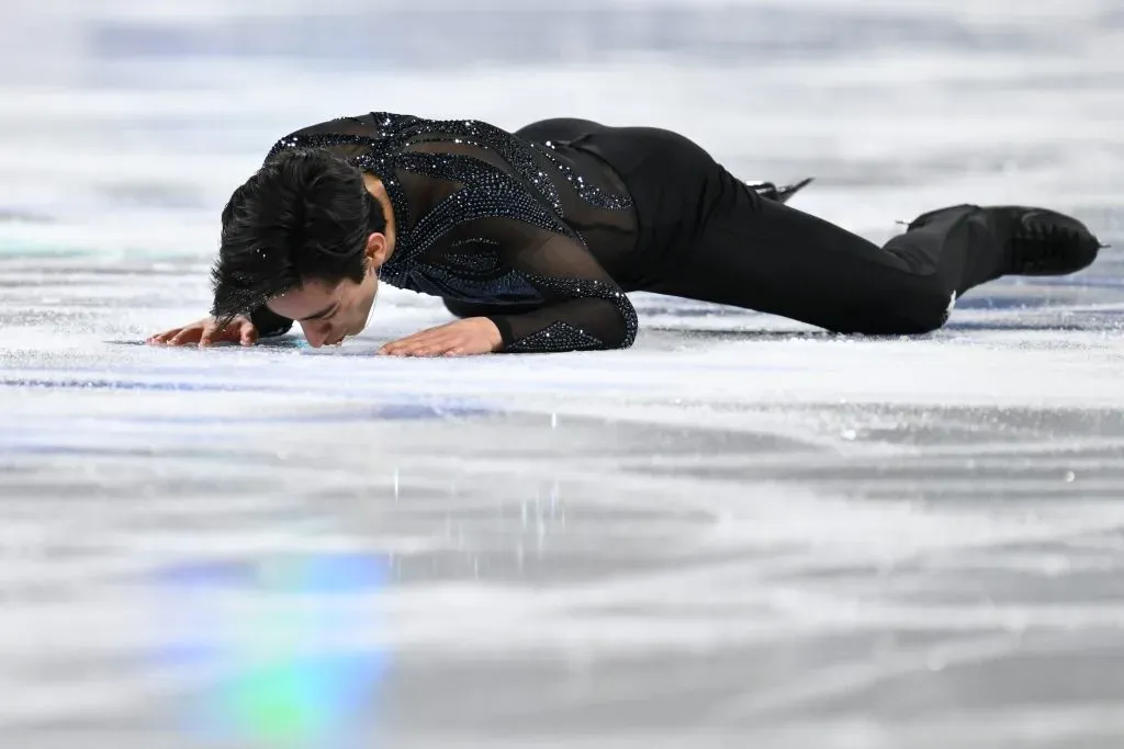 Donovan Carrillo besó el hielo después de su gran actuación. | Getty Images