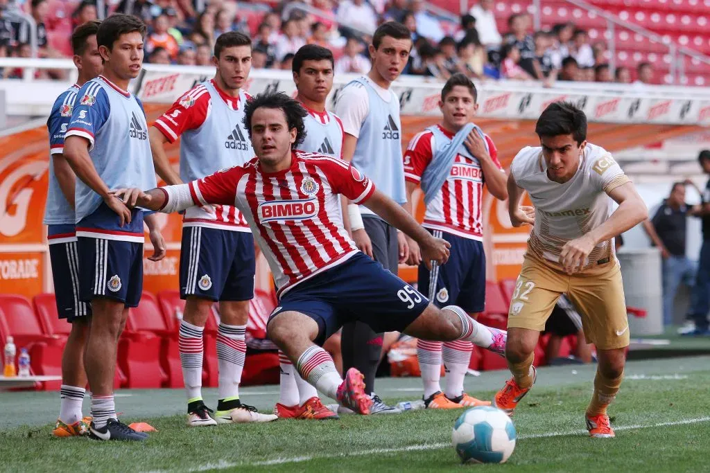 Luis Márquez y Guillermo Mena, durante el partido del Clausura 2016. Foto: Imago7