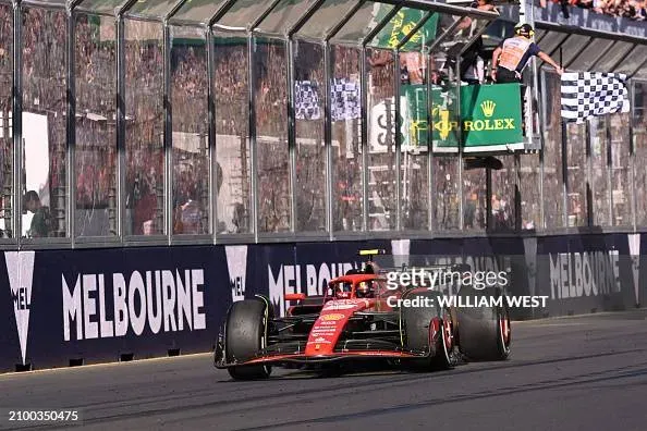 Carlos Sainz Jr gana el GP de Australia; mientras que Checo Pérez finalizó quinto. Foto: Getty images